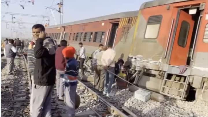 Rajasthan Train News: राजस्थान के अजमेर में एक बड़ा हादसा हो गया है. साबरमती-आगरा सुपरफास्ट मालगाड़ी से टकरा गई. जिससे कई यात्रियों को चोटें आई हैं. घायल यात्रियों को अस्पताल में भर्ती कराया गया है.