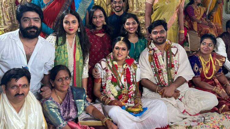 Singer Harika Narayan Married Boyfriend Prudhvi Vempati Singer Revanth Shared Wedding Photo Harika Narayan Weding: సింపుల్‌గా పెళ్లి చేసుకున్న టాలీవుడ్‌ స్టార్‌ సింగర్‌ హారిక నారాయణ్‌ - సింగర్‌ రేవంత్‌ సందడి చూశారా?
