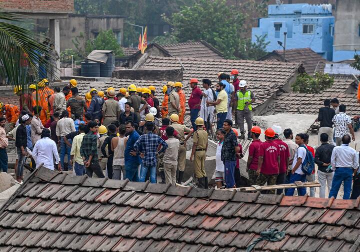 स्थानीय लोगों का कहना है कि इमारत गिरने से पहले कंक्रीट के बड़े टुकड़ों का मलबा पास की झुग्गियों पर गिरा. इसके बाद जोर की आवाज आई और अचानक इमारत झुग्गियों पर गिर गई.