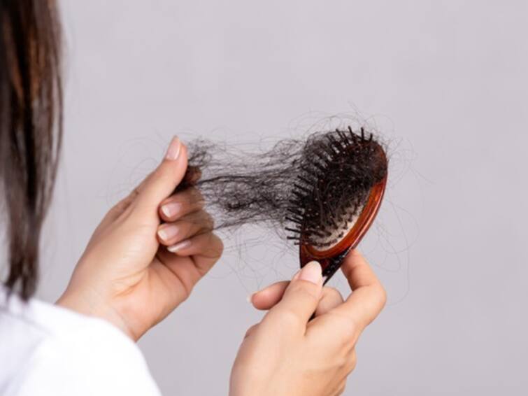 Hair Health lifestyle marathi news lose hair after taking the Covid-19 vaccine solution to avoid this Find out from the doctor Hair Health : काय सांगता! Covid-19 लस घेतल्यापासून तुमचेही केस गळतात? यापासून बचाव करण्याचा उपाय काय? डॉक्टर सांगतात...
