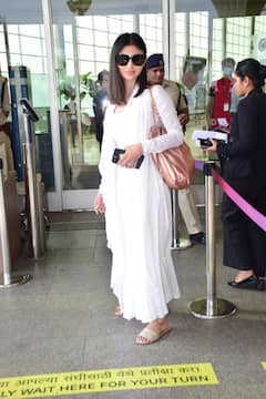 मौनी रॉयचा साधा पण सुंदर एअरपोर्ट लूक; काळा चष्मा घालून दिसतेय चकाचक!