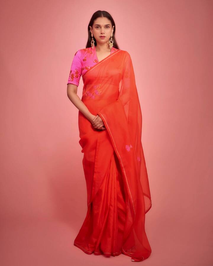 லண்டன் பாரிஸ், நியூயார்க் எனும் படத்திற்காக இரண்டு பாடல்களை பாடியுள்ளார். தனுஷுடன் காத்தோடு காத்தானேன் பாடலையும் ஷான் ரோல்டனுடன் ப்ளீஸ் புரிஞ்சுக்கோ எனும் பாடலையும் பாடியுள்ளார்.