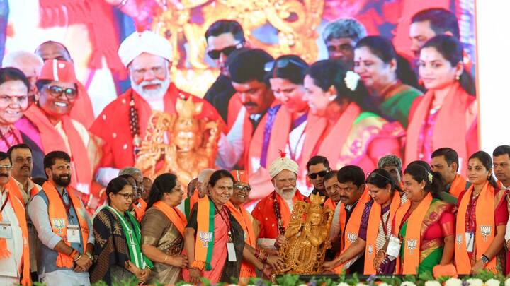 BJP workers give PM Modi  a statue of Lord Ram during a rally in Shivamogga.(Image source: PTI)
