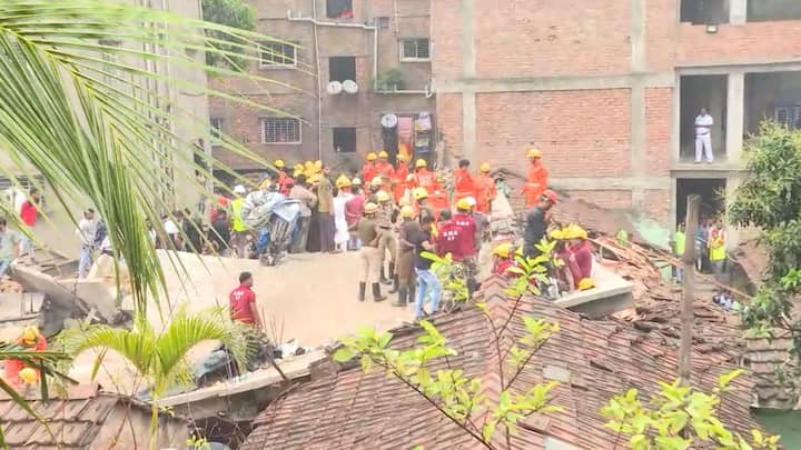 রবিবার রাত ১২টা নাগাদ, কলকাতা পুরসভার ১৩৪ নম্বর ওয়ার্ডের ফতেপুরে ভেঙে পড়ে গার্ডেনরিচের নির্মীয়মান বহুতলটি।