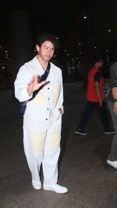 Nick Jonas : निक जोनास एअरपोर्टवर स्पॉट!