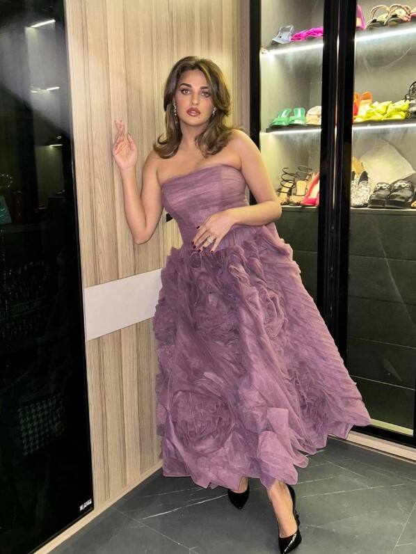 ਹਾਲ ਹੀ ਵਿੱਚ ਹਿਮਾਂਸ਼ੀ ਨੇ ਆਪਣੇ ਸੋਸ਼ਲ ਮੀਡੀਆ ਹੈਂਡਲ ਉੱਪਰ ਕਈ ਸ਼ਾਨਦਾਰ ਤਸਵੀਰਾਂ ਸ਼ੇਅਰ ਕੀਤੀਆਂ ਹਨ, ਜਿਨ੍ਹਾਂ ਨੇ ਪ੍ਰਸ਼ੰਸਕਾਂ ਦਾ ਧਿਆਨ ਆਪਣੇ ਵੱਲ ਖਿੱਚਿਆ ਹੈ।