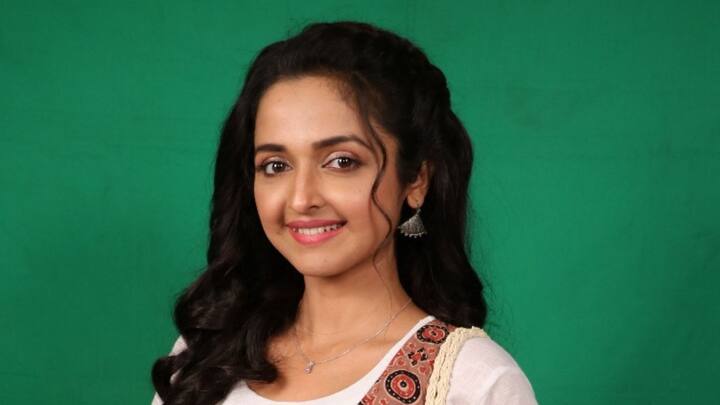 কী হবে মেঘলার ভবিষ্যৎ? দোর্দণ্ডপ্রতাপ অলকেশ স্যান্যালকে কি শাস্তি দিতে পারবে আনন্দ ঠাকুরের আশ্রমে বেড়ে ওঠা মেঘলা? সব উত্তর মিলবে ইন্দ্রজিৎ ও অ্যানমেরি টমের নয়া জুটির ধারাবাহিক 'সাথী'তে, শুধুমাত্র সান বাংলায়।