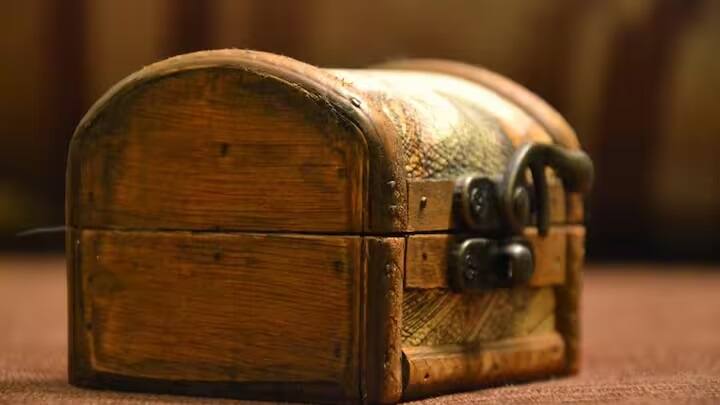 જ્યારે કોઈ ઈમારત જૂની થઈ જાય છે, ત્યારે તેનું વારંવાર સમારકામ કરવામાં આવે છે. આવું જ કંઈક બેલ્જિયમમાં થયું જ્યાં એક જૂના ચર્ચની છતનું સમારકામ કરતી વખતે એક 80 વર્ષ જૂનું બૉક્સ મળ્યું જેણે બધાને આશ્ચર્યચકિત કરી દીધા. ચાલો જાણીએ શું છે ફૂલ સ્ટૉરી.