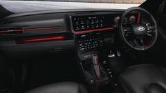 मार्च में लॉन्च हुईं ये दमदार कारें, 2.5 करोड़ रुपये कीमत की कार भी है शामिल