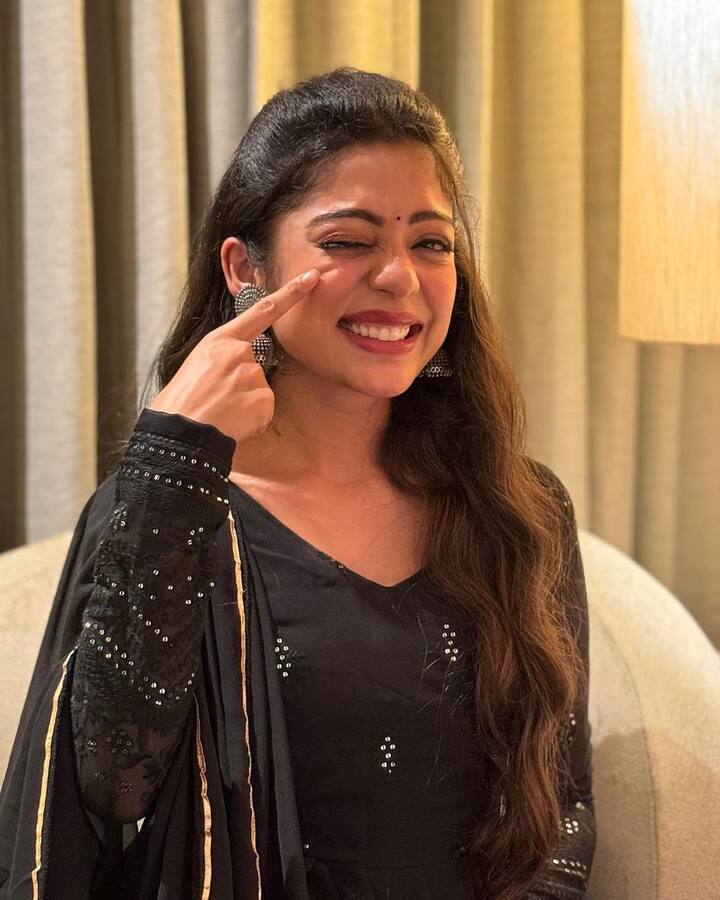 వర్ష బొల్లమ్మ: ఇటీవల ‘ఊరు పేరు భైరవకోన’ సినిమాతో మంచి క్రేజ్ సంపాదించింది వర్షా బొల్లమ్మ. ఆమె మూవీ కూడా ‘అమెజాన్ ప్రైమ్ వీడియో’లోనే రిలీజ్ అయ్యింది. అయితే, ఆమె వేడుకలో ఎక్కడా కనిపించలేదు. కానీ తన సోషల్ మీడియా అకౌంట్లో మాత్రం పిక్స్ పోస్ట్ చేసింది. (Image Credit: Varsha Bollamma/Instagram)