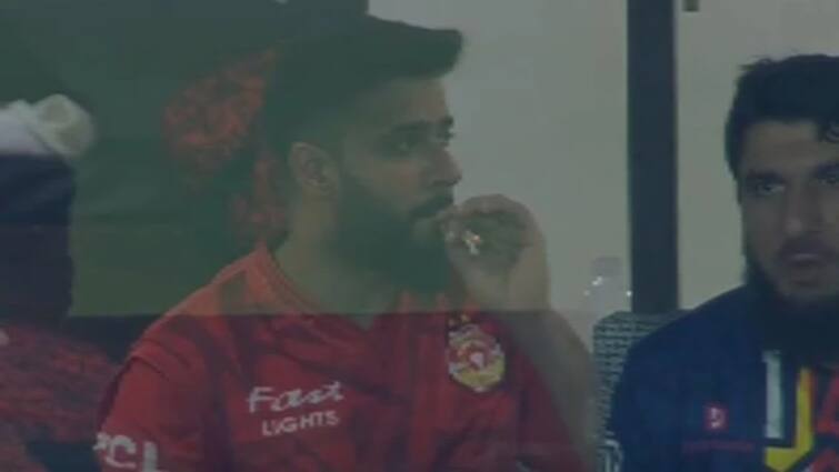 Imad Wasim smoking in dressing Room during PSL final Pakistan Super league 2024 - Watch Video Watch Video: பிஎஸ்எல் இறுதிப் போட்டியில் இழுத்து புகைவிட்ட இமாத் வாசிம்.. ட்ரோல் செய்யும் இணையவாசிகள்..!