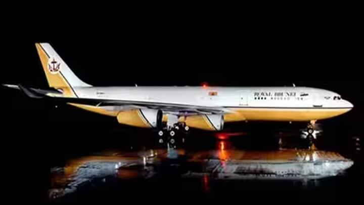 Sultan of Brunei Boeing 747-430 -$230 million:  વિશ્વનું ત્રીજું સૌથી મોંઘું ખાનગી જેટ બ્રુનેઈના સુલતાનની માલિકીનું છે, જેઓ તેની વૈભવી જીવનશૈલી અને સંપત્તિ માટે જાણીતા છે. તેમની પાસે બોઇંગ 747-430 છે, જે બોઇંગ 747નું નવું વર્ઝન છે. આ જેટનું ઈન્ટિરિયર ગોલ્ડ પ્લેટેડ છે, જેમાં ફર્નિચર, ફિક્સર અને વોશ બેસિન પણ ગોલ્ડ પ્લેટિંગ ધરાવે છે.