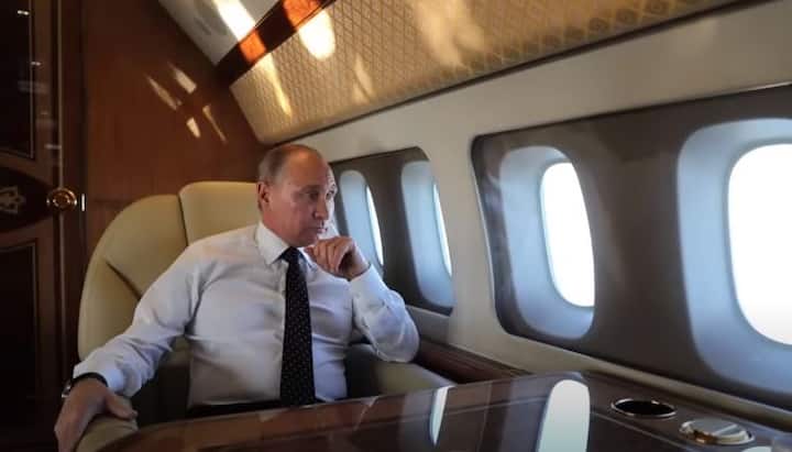 रूस के राष्ट्रपति अपनी फिटनेस को लेकर काफी सावधान रहते हैं, ऐसे में उनके स्पेशल जेट में जिम की भी सुविधा है. इस एडवांस प्लेन की वजह से पुतिन की दिनचर्या में कोई परेशानी नहीं आती है. लंबी यात्रा के दौरान पुतिन अपने जेट के अंदर जिम भी कर लेते हैं.