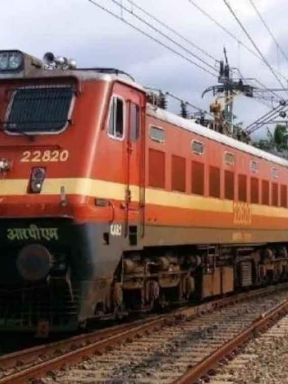 ट्रेन में ऑर्डर कर सकते हैं अपना फेवरेट फूड, जानें कैसे?