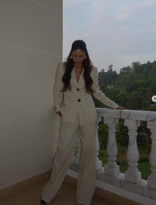 ਅਦਾਕਾਰਾ ਦੀਆਂ ਇਨ੍ਹਾਂ ਤਸਵੀਰਾਂ ਉੱਪਰ ਪ੍ਰਸ਼ੰਸਕਾਂ ਵੱਲੋਂ ਲਗਾਤਾਰ ਕਮੈਂਟ ਕੀਤੇ ਜਾ ਰਹੇ ਹਨ। ਇੱਕ ਯੂਜ਼ਰ ਨੇ ਕਮੈਂਟ ਕਰ ਲਿਖਿਆ, ਕਿਹੜਾ ਕਰ ਗਈ ਏ ਜਾਦੂ... ਇਸ ਤੋੋਂ ਇਲਾਵਾ ਇੱਕ ਹੋਰ ਯੂਜ਼ਰ ਨੇ ਕਿਹਾ ਜਿੰਨੇ ਸਾਹ ਦਿੱਤੇ ਰੱਬ ਨੇ ਤੁਹਾਡੇ ਨਾਲ ਜਿਉਣੇ ਬਾਜਵਾ ਜੀ।