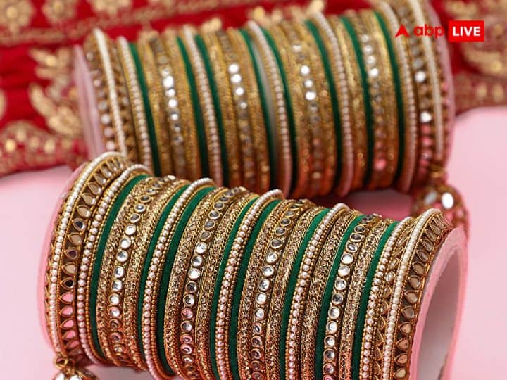 सुहान का सामान: होली और होलिका दहन के दिन सुहागिन स्त्रियों को सुहान के सामान जैसे- सिंदूर, आलता, बिंदी, चूड़ी आदि जैसी चीजों का दान नहीं करना चाहिए. ऐसा करने से सुहाग पर इसका नकारात्मक प्रभाव पड़ सकता है.