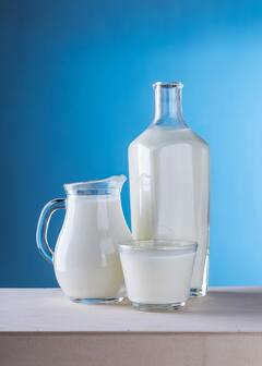 Milk Benefits : दुधासोबत 'हे' घटक घ्या, मिळेल अनेक आजारांपासून आराम !