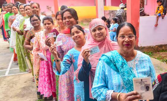 ਚੋਣ ਕਮਿਸ਼ਨ ਨੇ ਦੱਸਿਆ ਕਿ ਪਹਿਲੇ ਪੜਾਅ ਦੀ ਵੋਟਿੰਗ 19 ਅਪ੍ਰੈਲ ਨੂੰ ਹੋਵੇਗੀ ਅਤੇ ਉਸ ਤੋਂ ਬਾਅਦ ਵੱਖ-ਵੱਖ ਪੜਾਵਾਂ 'ਚ ਵੋਟਾਂ ਪੈਣਗੀਆਂ। ਨਤੀਜੇ 4 ਜੂਨ ਨੂੰ ਸਾਹਮਣੇ ਆਉਣਗੇ।