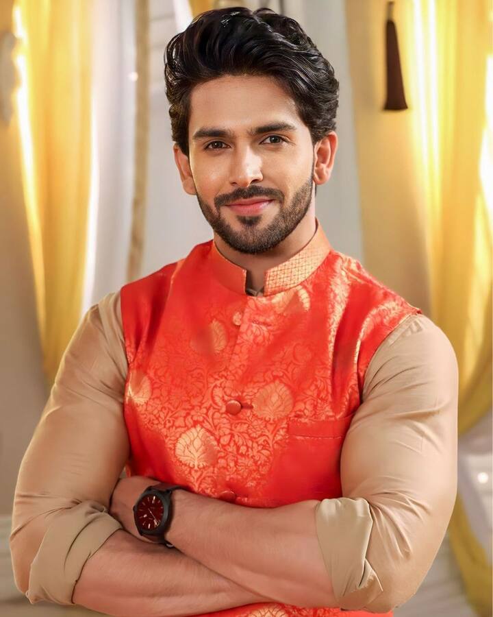 टीवी इंडस्ट्री के पॉपुलर शो 'ये रिश्ता क्या कहलाता है' एक बार फिर सुर्खियों में आ गया है. जी हां रिपोर्ट्स के मुताबिक शहजादा के अनप्रोफेशनल बिहेवियर की वजह से उन्हें सीरियल से बाहर कर दिया गया है.