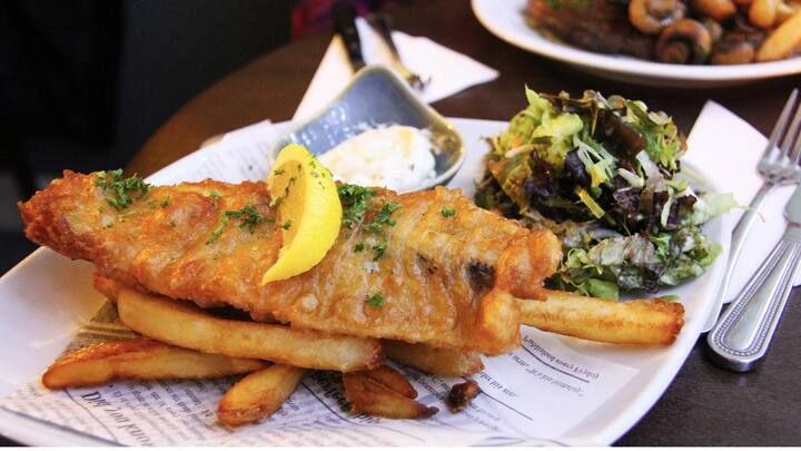 दरअसल, NFHS के सर्वे में खुलासा हुआ है कि भारतीय लोग अब चिकन, मटन और अंडा से ज्यादा मछली खाना पसंद कर रहे हैं. सबसे बड़ी बात कि अकेले जम्मू कश्मीर में मछली खाने वालों की संख्या में 20.09 फीसदी की वृद्धि देखी गई है.