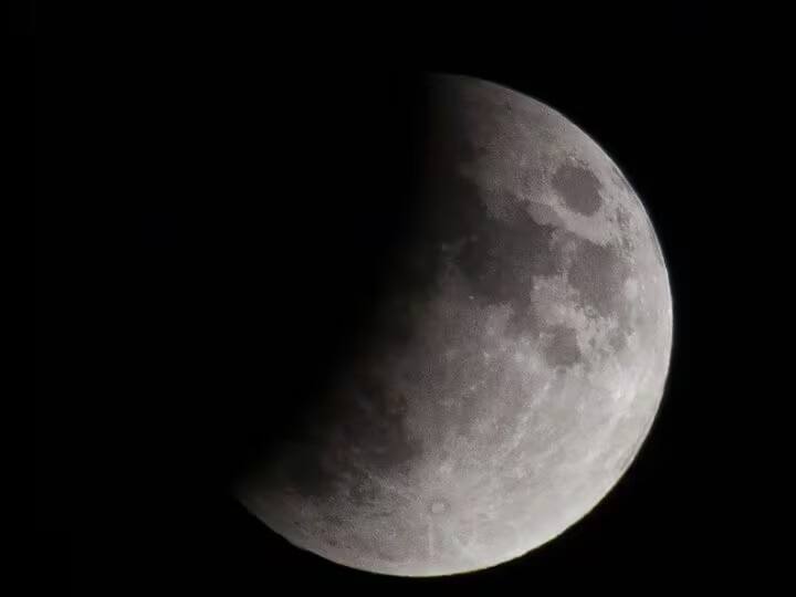 જ્યોતિષમાં ચંદ્રગ્રહણનું વિશેષ મહત્વ છે. જ્યારે પૃથ્વી સૂર્ય અને ચંદ્રની વચ્ચે આવે છે, ત્યારે ચંદ્રગ્રહણ થાય છે. વિજ્ઞાનમાં તેને ખગોળીય ઘટના માનવામાં આવે છે, જ્યારે પૌરાણિક માન્યતાઓમાં તેને રાહુ-કેતુ સાથે જોડવામાં આવે છે.