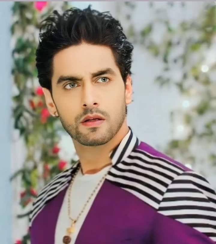 हाल ही में रोहित पुरोहित ने एक्ट्रेस गर्विता साधवानी के साथ रोमांटिक फोटो शेयर करते हुए कैप्शन में लिखा, 'ये रिश्ता क्या कहलाता है'. इस तस्वीर को देखने के बाद से फैंस हैरान रह गए.