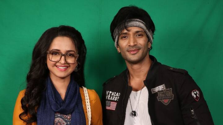 অন্যদিকে মেঘলা, যাকে হাসপাতালে বৃষ্টির সন্তানের সঙ্গে বদলে নিয়েছিল সুজাতা, সে বৃষ্টির বান্ধবী মল্লিকার মাধ্যমে নতুন জীবন পেয়ে, বড় হয়ে উঠেছে আনন্দ ঠাকুরের আশ্রমে। সে জানে না তার পিতা মাতার আসল পরিচয়।