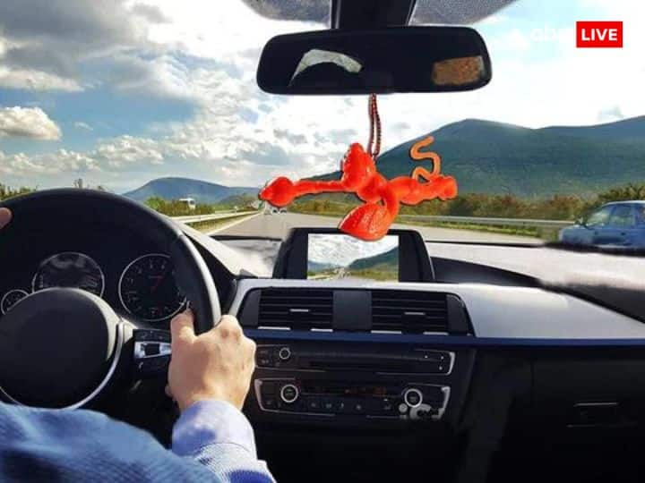 लेकिन अगर आप गाड़ी में सिगरेट, शराब स मांस का सेवन करते हैं तो गाड़ी में किसी भी तरह की मूर्ति ना लगाएं.