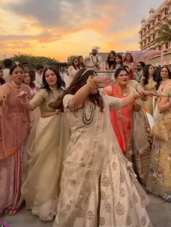 बिपाशा बसु को फेल कर रही है दूल्हे की मां का महबूबा गाने पर डांस