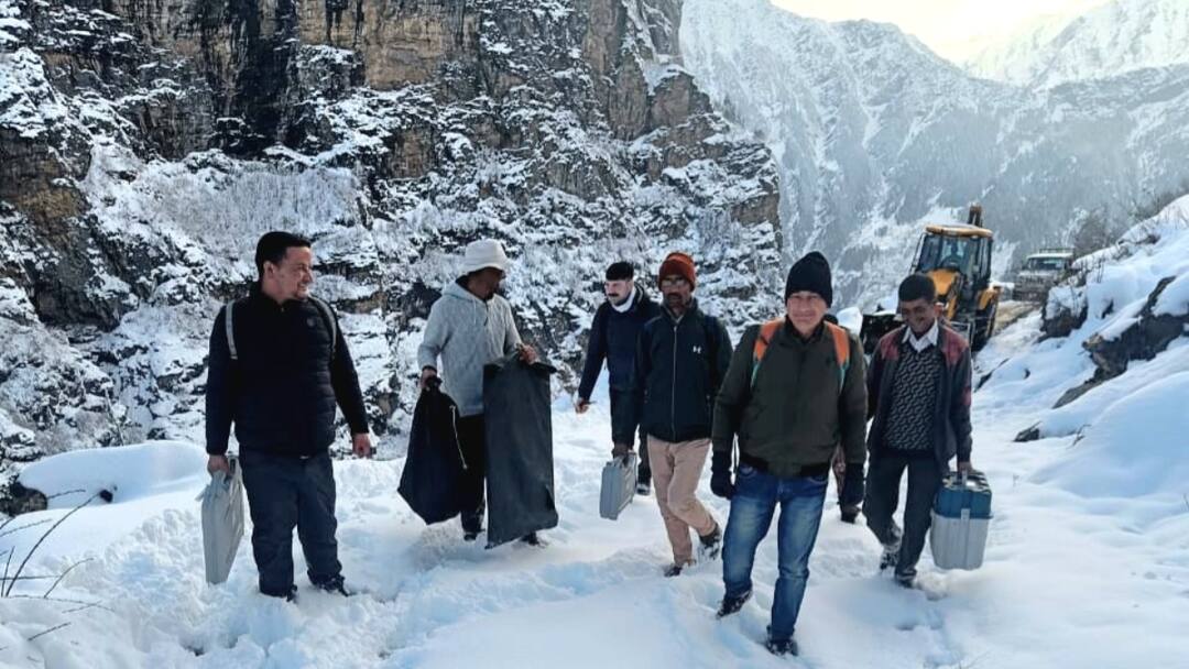 चुनाव में चुनौती! कहीं 3 दिन तक पैदल सफर, कहीं 13 km दुर्गम रास्तों पर चलकर पहुंचेगी पोलिंग पार्टी Himachal Pradesh Loksabha Elections 2024 challenge in Bhattiyat Assembly constituency ann चुनाव में चुनौती! कहीं 3 दिन तक पैदल सफर, कहीं 13 km दुर्गम रास्तों पर चलकर पहुंचेगी पोलिंग पार्टी