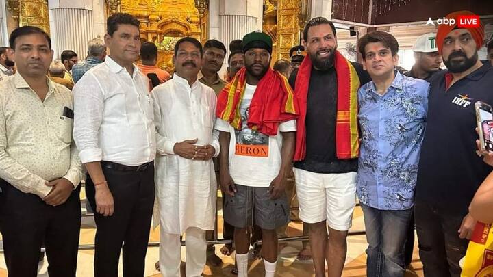 फ्लॉयड मेवेदर मंदिर में कैजुअल सफेद टी-शर्ट और ग्रे शॉर्ट्स पहने नजर आए. उनके साथ उनके दोस्त और उनकी टीम भी थी.