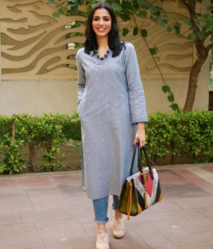 जींस और कुर्ते के साथ सैंडल या फ्लैट के बजाय आप व्हाइट स्नीकर्स को स्टाइल कर सकते हैं.