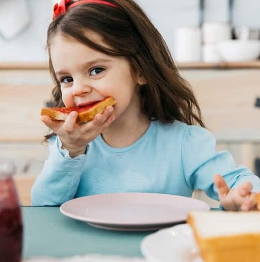 ਛੋਟੇ ਬੱਚੇ ਜ਼ਿਆਦਾ ਮਾਤਰਾ 'ਚ ਮਿਠਾਈਆਂ ਖਾਂਦੇ ਹਨ, ਜਿਸ ਕਾਰਨ ਉਨ੍ਹਾਂ ਦਾ ਭਾਰ ਵਧਣ ਲੱਗਦਾ ਹੈ ਅਤੇ ਉਨ੍ਹਾਂ ਨੂੰ ਛੋਟੀ ਉਮਰ 'ਚ ਹੀ ਕਈ ਤਰ੍ਹਾਂ ਦੀ ਸਰੀਰਕ ਬਿਮਾਰੀਆਂ ਦਾ ਸਾਹਮਣਾ ਵੀ ਕਰਨਾ ਪੈ ਸਕਦਾ ਹੈ। ਇੰਨਾ ਹੀ ਨਹੀਂ, ਜ਼ਿਆਦਾ ਮਿਠਾਈਆਂ ਖਾਣ ਨਾਲ ਭਵਿੱਖ 'ਚ ਸ਼ੂਗਰ ਵਰਗੀਆਂ ਬਿਮਾਰੀਆਂ ਹੋਣ ਦਾ ਖਤਰਾ ਵਧ ਜਾਂਦਾ ਹੈ।