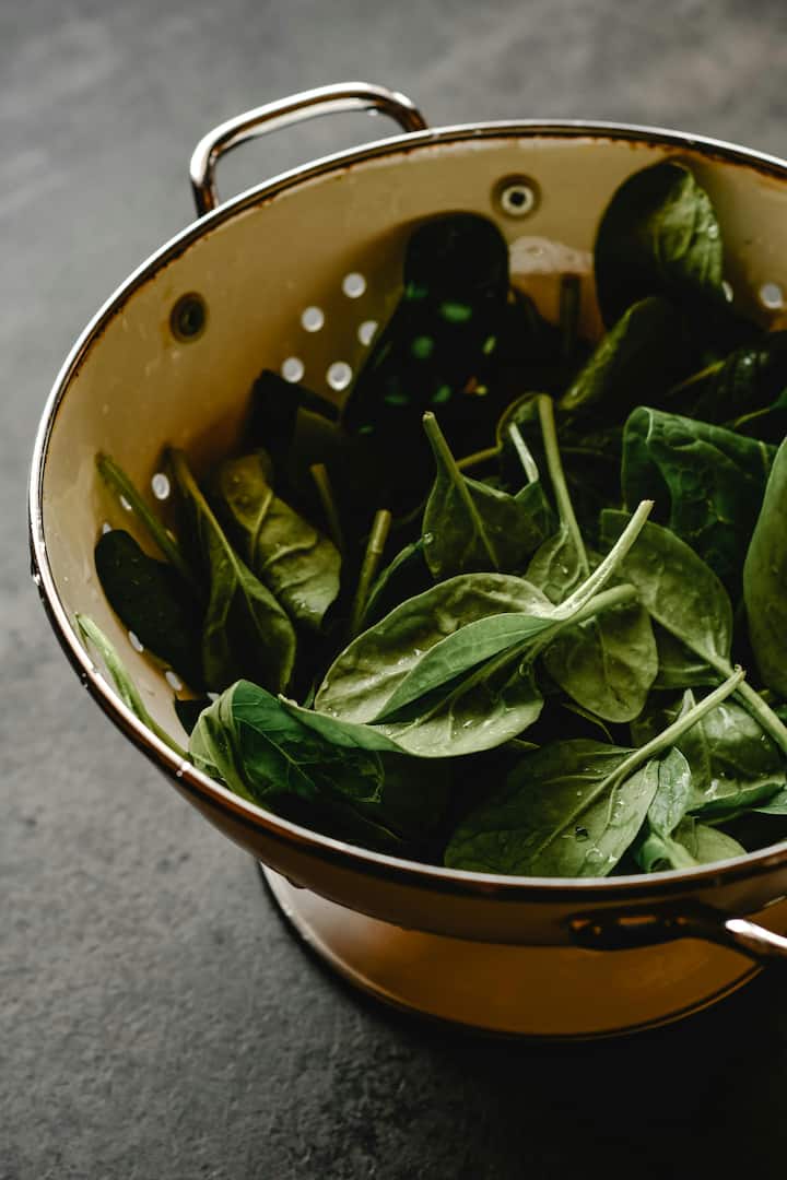 Spinach is a very beneficial vegetable rich in many nutrients, whose juice keeps the stomach full for a long time.  Spinach contains vitamins, minerals, protein and fiber.  Spinach juice is also very low in calories, so including it in your diet helps in weight loss.  (Photo Credit: Pexels)