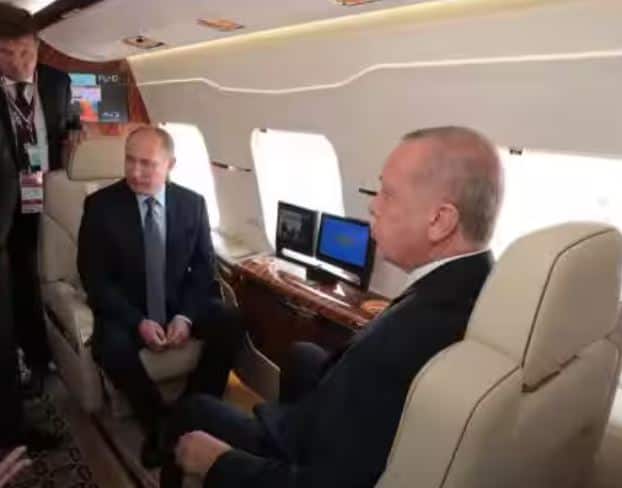 ਪੁਤਿਨ ਦੇ ਜੈੱਟ ਵਿੱਚ ਇੱਕ ਵਿਸ਼ੇਸ਼ ਮੀਟਿੰਗ ਰੂਮ ਵੀ ਬਣਾਇਆ ਗਿਆ ਹੈ, ਜਿਸ ਵਿੱਚ ਪੁਤਿਨ ਬੈਠ ਕੇ ਸ਼ਾਂਤੀਪੂਰਵਕ ਆਪਣੇ ਅਧਿਕਾਰੀਆਂ ਨਾਲ ਅਹਿਮ ਮੀਟਿੰਗ ਕਰ ਸਕਦੇ ਹਨ। ਜਹਾਜ਼ ਭਾਵੇਂ ਹਜ਼ਾਰਾਂ ਫੁੱਟ ਉੱਪਰ ਉੱਡ ਰਿਹਾ ਹੋਵੇ ਪਰ ਪੁਤਿਨ ਨੂੰ ਮੀਟਿੰਗਾਂ ਕਰਨ ਵਿੱਚ ਕੋਈ ਦਿੱਕਤ ਨਹੀਂ ਹੈ।