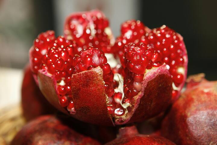 You can boil pomegranate peels in water to get wet red color.  Or you can grind these flowers and soak them in water to make red color.  The red color of Holi is a symbol of love and tenderness.  (Photo credit: Pexel.com)