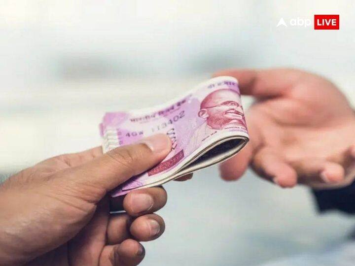 धन का दान: होली और होलिका दहन के दिनों में आपको पैसों का दान करने से भी बचना चाहिए. इन दिनों में पैसों का दान करने से आर्थिक स्थिति पर इसका प्रभाव पड़ सकता है.