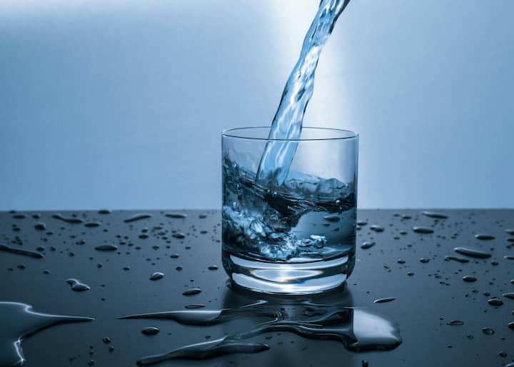 Keep the body hydrated- To stay healthy in summer, it is most important to keep the body hydrated.  Drink as much water as possible during the day.  (Photo credit: Pexel.com)