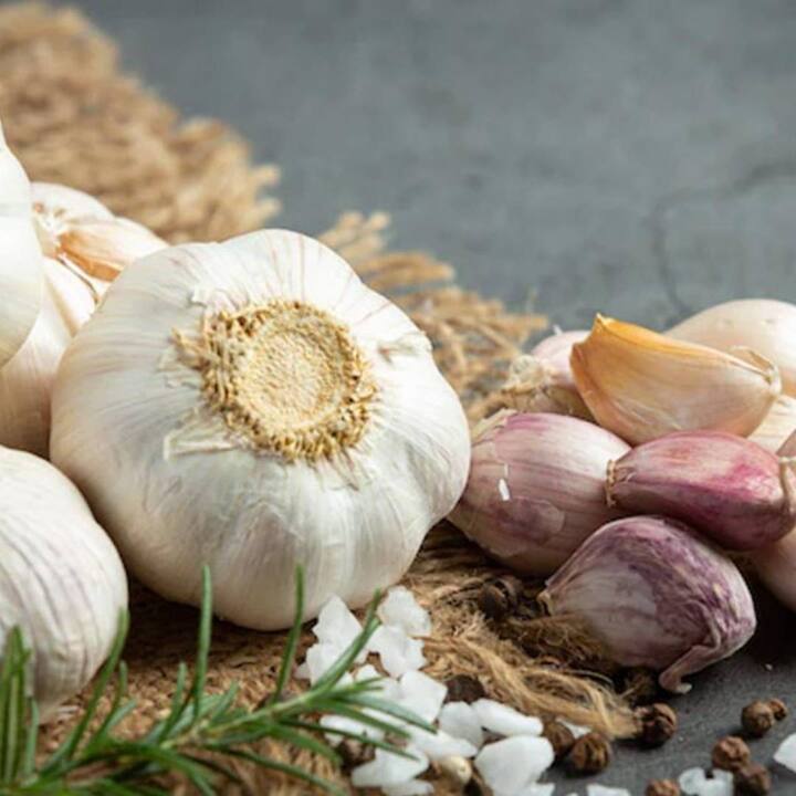 ਜੇਕਰ ਤੁਸੀਂ ਜ਼ੁਕਾਮ, ਖਾਂਸੀ, ਬੁਖਾਰ ਆਦਿ ਤੋਂ ਪਰੇਸ਼ਾਨ ਹੋ ਤਾਂ ਰਾਤ ਨੂੰ ਸੌਣ ਤੋਂ ਪਹਿਲਾਂ ਲਸਣ ਦਾ ਸੇਵਨ ਕਰੋ। ਅਜਿਹਾ ਕਰਨ ਨਾਲ ਇਮਿਊਨ ਸਿਸਟਮ ਦੇ ਕੰਮਕਾਜ ਵਿੱਚ ਸੁਧਾਰ ਹੁੰਦਾ ਹੈ। ਇਸ ਨਾਲ ਬੁਖਾਰ, ਜ਼ੁਕਾਮ, ਖਾਂਸੀ ਆਦਿ ਸਮੱਸਿਆਵਾਂ ਤੋਂ ਵੀ ਰਾਹਤ ਮਿਲਦੀ ਹੈ। ਇਸ ਤੋਂ ਇਲਾਵਾ ਰਾਤ ਨੂੰ ਸੌਣ ਤੋਂ ਪਹਿਲਾਂ ਲਸਣ ਦਾ ਰਸ ਵੀ ਲਿਆ ਜਾ ਸਕਦਾ ਹੈ, ਇਹ ਬੁਖਾਰ ਨੂੰ ਦੂਰ ਕਰਨ ਵਿਚ ਵੀ ਲਾਭਦਾਇਕ ਹੈ।