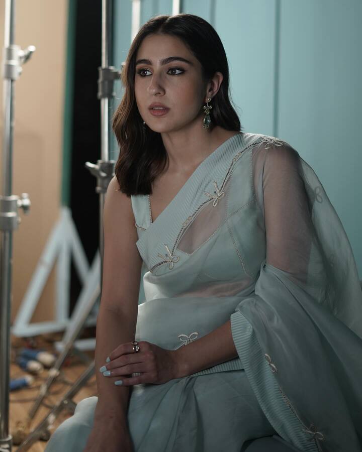 बॉलिवूड अभिनेत्री अनेक प्रसंगी साडीत दिसतात. मात्र प्रत्येक वेळी त्यांची नवीन शैली पाहायला मिळते. आजही सारा अली खानने साडीमध्ये अप्रतिम स्टाईल दाखवली आहे. (photo:saraalikhan95/ig)