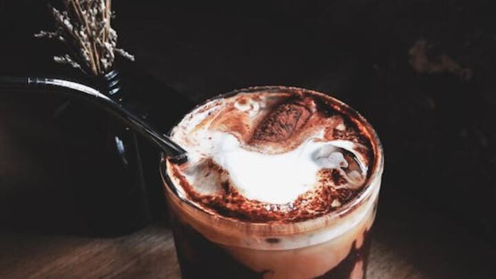 செய்முறை : ஒரு சாஸ் பாத்திரத்தில் ராகி மாவை எடுத்து, தண்ணீரில் சேர்த்து, கட்டிகள் எதுவும் உருவாகாதபடி நன்கு கலக்கவும்.