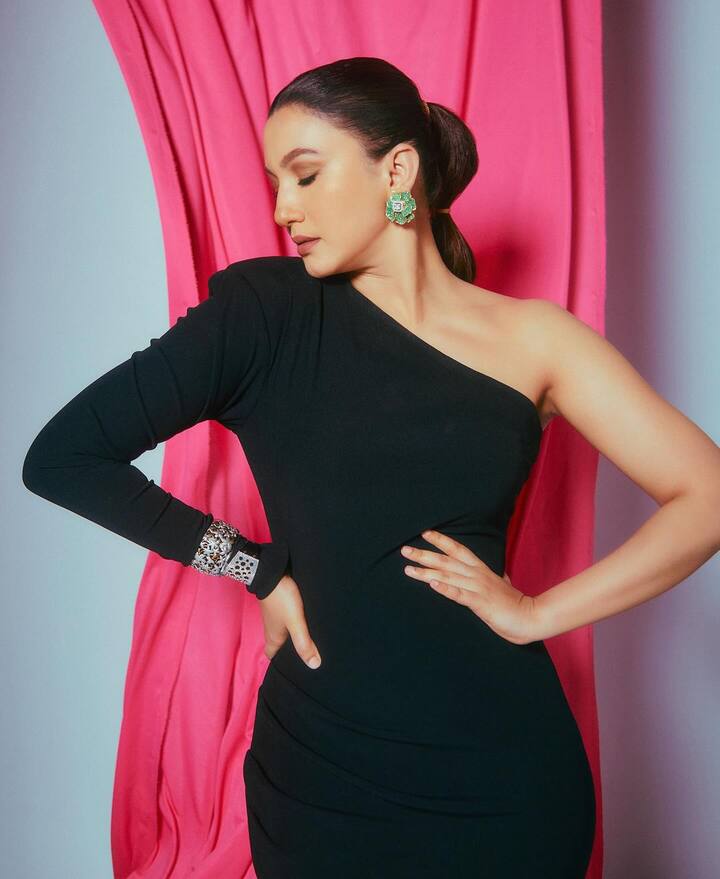 ये वाक्या उस दौरान का है. जब गौहर खान एक सिंगिंग रिएलिटी शो को होस्ट कर रही थी. इसी के एपिसोड के बीच एक शख्स अचानक स्टेज पर चढ़ गया और उन्होंने गौहर खान को एक जोरदार थप्पड़ जड़ दिया था. जिसकी वजह से एक्ट्रेस कई देर तक सुन्न हो गई थी.