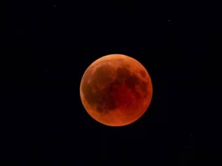 ચંદ્રગ્રહણ દરમિયાન ભૂલથી પણ દેવી-દેવતાઓની મૂર્તિઓને સ્પર્શ ના કરવો જોઈએ. ગ્રહણ સમાપ્ત થયા પછી આખા ઘરમાં ગંગાજળનો છંટકાવ કરવો જોઈએ.