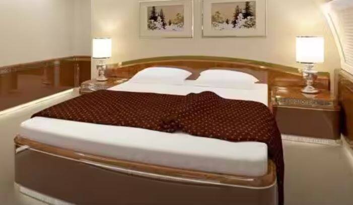 ਵਲਾਦੀਮੀਰ ਪੁਤਿਨ ਇੱਕ ਵਾਰ ਫਿਰ ਰੂਸ ਦੇ ਰਾਸ਼ਟਰਪਤੀ ਬਣ ਗਏ ਹਨ। ਪੁਤਿਨ ਦੀ ਫਿਟਨੈੱਸ ਅਤੇ ਲਗਜ਼ਰੀ ਲਾਈਫਸਟਾਈਲ ਨੂੰ ਲੈ ਕੇ ਚਰਚਾ ਹਮੇਸ਼ਾ ਸੁਰਖੀਆਂ 'ਚ ਰਹਿੰਦੀ ਹੈ। ਇਸੇ ਤਰ੍ਹਾਂ ਪੁਤਿਨ ਦੇ ਵਿਸ਼ੇਸ਼ ਜਹਾਜ਼ ਨੂੰ ਲੈ ਕੇ ਵੀ ਕਈ ਚਰਚਾਵਾਂ ਚੱਲ ਰਹੀਆਂ ਹਨ। ਪੁਤਿਨ ਦੇ ਜਹਾਜ਼ ਦੀਆਂ ਵਿਸ਼ੇਸ਼ਤਾਵਾਂ ਜਾਣ ਕੇ ਕੋਈ ਵੀ ਹੈਰਾਨ ਰਹਿ ਜਾਵੇਗਾ।