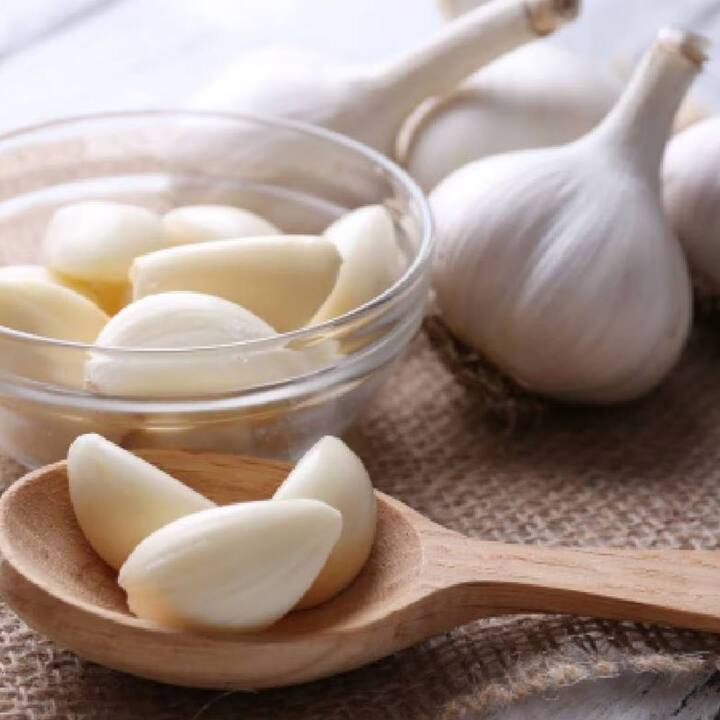 ਜੇਕਰ ਤੁਸੀਂ ਰਾਤ ਨੂੰ ਸੌਂਣ ਤੋਂ ਪਹਿਲਾਂ ਕੱਚੇ ਲਸਣ ਦਾ ਸੇਵਨ ਕਰਦੇ ਹੋ ਤਾਂ ਇਹ ਸਰੀਰ ਵਿੱਚ ਕੈਲਸ਼ੀਅਮ ਨੂੰ ਸੋਖਣ ਵਿੱਚ ਮਦਦਗਾਰ ਹੁੰਦਾ ਹੈ। ਇਸ ਤੋਂ ਇਲਾਵਾ ਇਹ ਗਠੀਏ ਦੀ ਸਮੱਸਿਆ ਤੋਂ ਵੀ ਰਾਹਤ ਦਿਵਾਉਂਦਾ ਹੈ ਜੋ ਹੱਡੀਆਂ ਦੇ ਕਮਜ਼ੋਰ ਹੋਣ ਦੀ ਬੀਮਾਰੀ ਹੈ। ਲਸਣ ਵਿੱਚ ਸਲਫਰ, ਐਂਟੀ-ਆਰਥਰਾਈਟਿਕ ਗੁਣ, ਐਂਟੀ-ਇੰਫਲੇਮੇਟਰੀ ਆਦਿ ਪਾਏ ਜਾਂਦੇ ਹਨ ਜੋ ਹੱਡੀਆਂ ਨੂੰ ਮਜ਼ਬੂਤ ਬਣਾਉਂਦੇ ਹਨ ਅਤੇ ਗਠੀਏ ਦੀ ਸਮੱਸਿਆ ਤੋਂ ਰਾਹਤ ਦਿੰਦੇ ਹਨ।