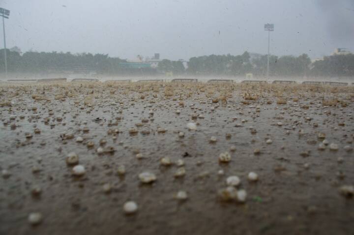 गंगीय पश्चिम बंगाल और ओडिशा में 19-21 मार्च के दौरान छिटपुट आंधी, बिजली और तेज हवाएं चलने की संभावना है और आज 19 मार्च को ओलावृष्टि और तूफान आने की संभावना है.