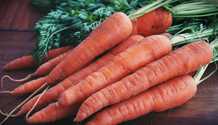 Carrots, found in almost every season, are rich in fiber, vitamins and many other nutrients.  Carrots contain pectin, which is a soluble fiber.  This reduces blood sugar in the body and reduces the risk of problems like diabetes.  Drinking carrot juice improves digestion and helps in weight loss.  (Photo Credit: Pexels)