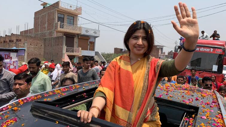 UP Lok Sabha elections 2024 Akhilesh Yadav Dimple Yadav daughter Aditi seen election campaigning with her mother 'एक्सपीरियंस लेना चाहिए', चुनाव प्रचार में मां डिंपल यादव के साथ दिखीं बेटी अदिति