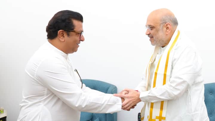 Raj Thackeray Meets Amit Shah: राष्ट्रीय जनतांत्रिक गठबंधन (NDA) में शामिल होने की अटकलों के बीच एमएनएस प्रमुख राज ठाकरे ने मंगलवार को नई दिल्ली में केंद्रीय गृहमंत्री अमित शाह से मुलाकात की.