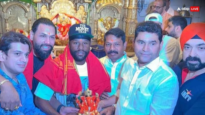 Floyd Mayweather junior at Siddhivinayak: पूर्व विश्व चैंपियन और अमेरिका के दिग्गज मुक्केबाज फ्लॉयड मेवेदर जूनियर अपने भारत दौरे के दौरान सोमवार को मुंबई के मशहूर सिद्धि विनायक मंदिर में पहुंचे.